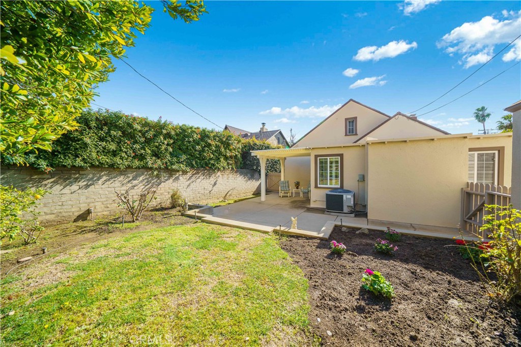 945 Cabrillo Drive Glendale, CA 91207 - Photo 24 of 38 a view of a house with backyard and sitting area