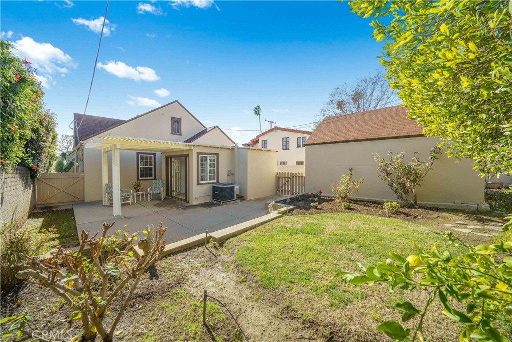 945 Cabrillo Drive Glendale, CA 91207 - Photo 25 of 38 a front view of a house with a yard
