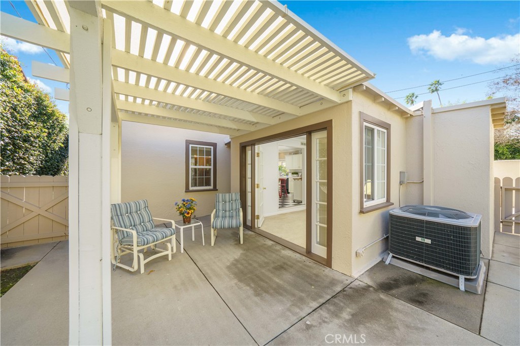 945 Cabrillo Drive Glendale, CA 91207 - Photo 26 of 38 a view of living room kitchen and entryway