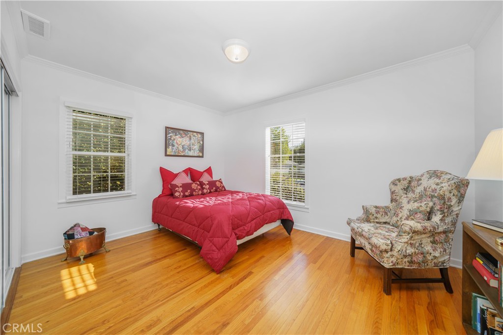 945 Cabrillo Drive Glendale, CA 91207 - Photo 29 of 38 a spacious bedroom with a bed and wooden floor