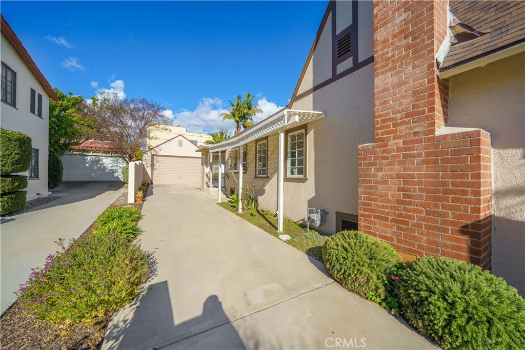 945 Cabrillo Drive Glendale, CA 91207 - Photo 32 of 38 a front view of a house with a yard