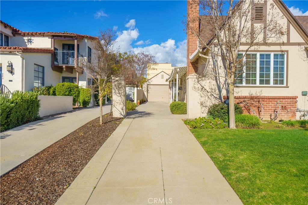 945 Cabrillo Drive Glendale, CA 91207 - Photo 33 of 38 a view of a brick building next to a yard