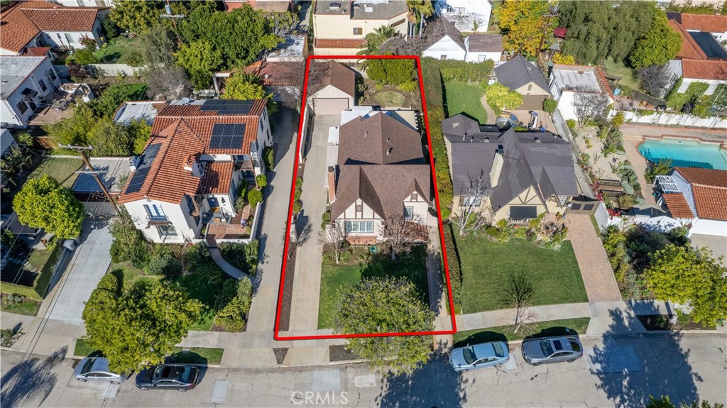 945 Cabrillo Drive Glendale, CA 91207 - Photo 36 of 38 an aerial view of multiple houses with yard