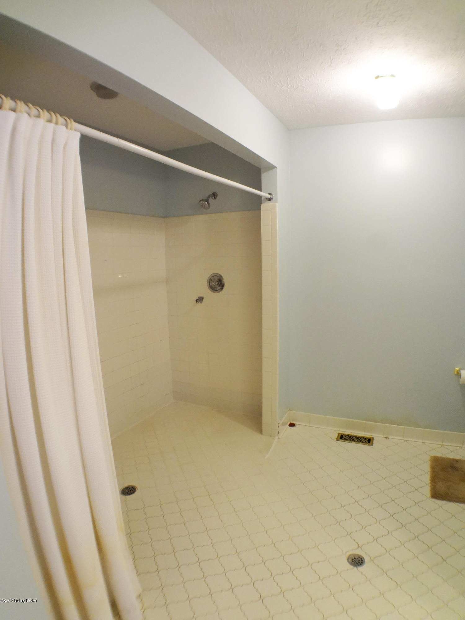 8901 Acushnet Road Louisville, KY 40242 - Photo 28 of 35 Alternate view of master bathroom