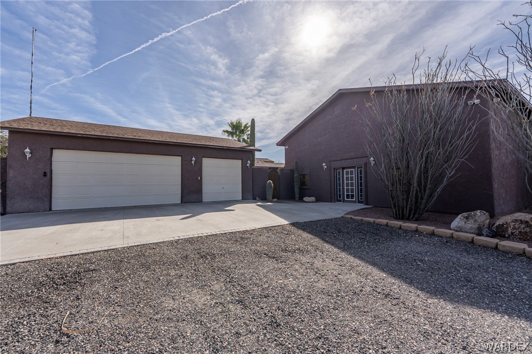 14158 Calabasas Road Yucca, AZ 86438 - Photo 23 of 99 a front view of a house with a yard and garage