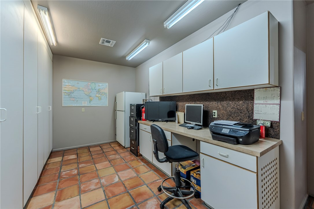 14158 Calabasas Road Yucca, AZ 86438 - Photo 47 of 99 Pantry and workstation