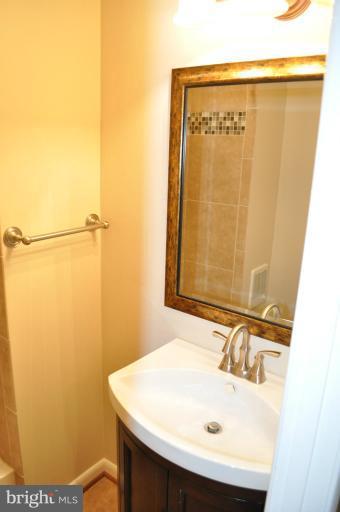 2465 Pyrenees Court Reston, VA 20191 - Photo 15 of 24 Bath