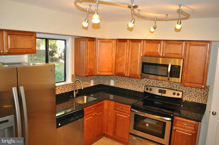 2465 Pyrenees Court Reston, VA 20191 - Photo 8 of 24 Kitchen