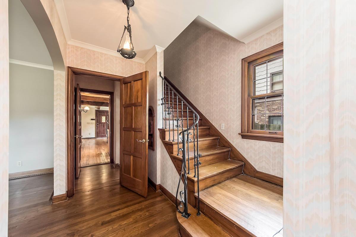 1873 Chatfield Road Columbus, OH 43221 - Photo 3 of 47 Gallery Image 3