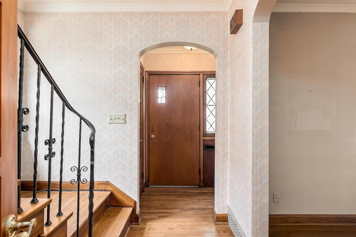 1873 Chatfield Road Columbus, OH 43221 - Photo 4 of 47 Gallery Image 4