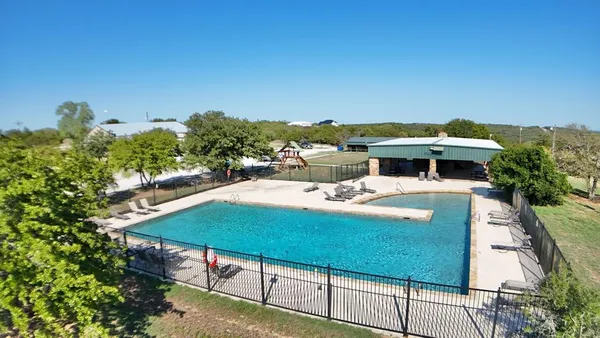 a view of a back yard