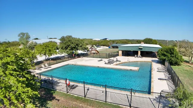 a view of a back yard