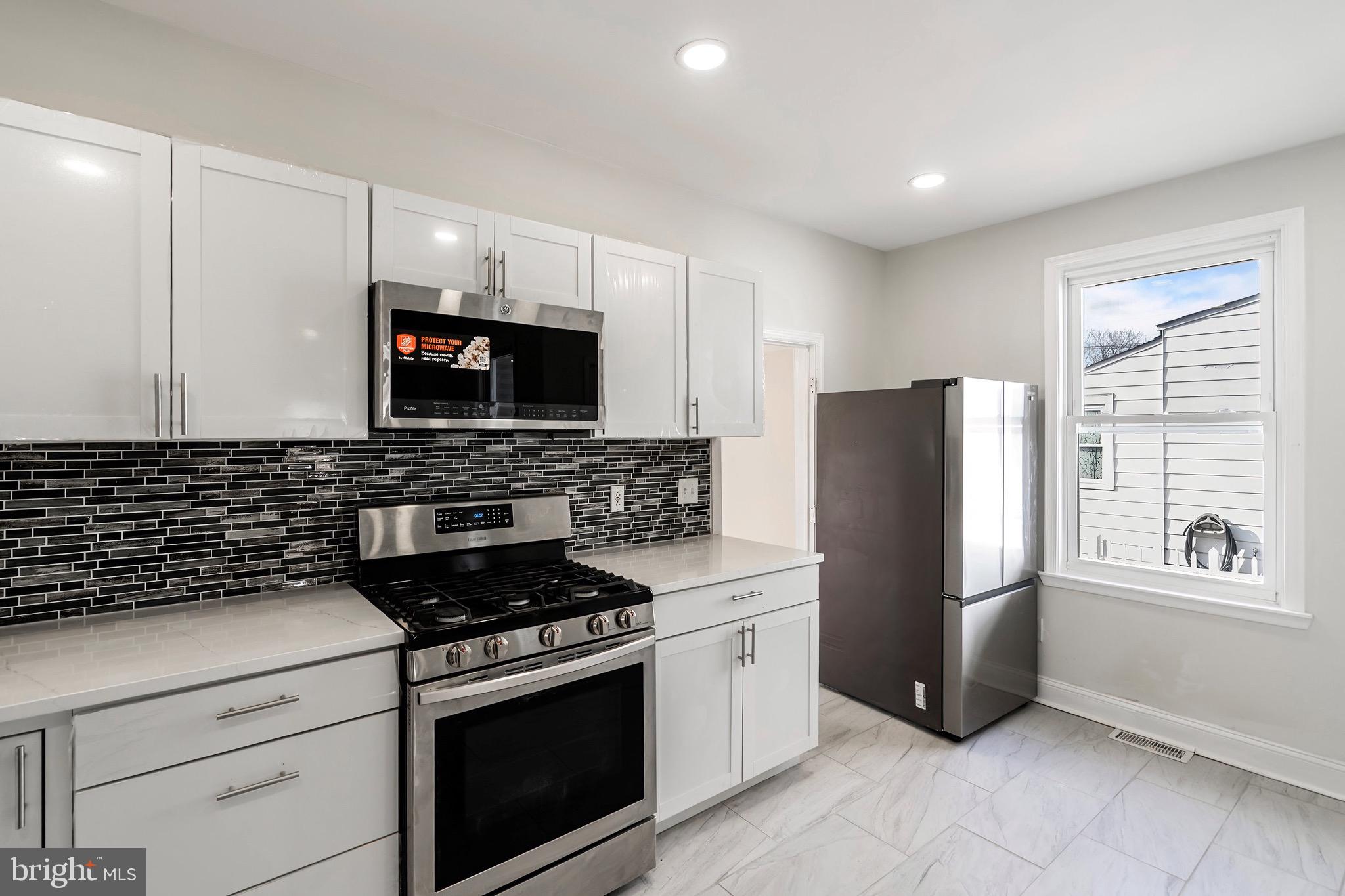 244 Conover Street Burlington, NJ 08016 - Photo 3 of 37