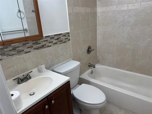 $1,900 | 5211 Northwest 16th Street, Unit B, Lauderhill, FL 33313