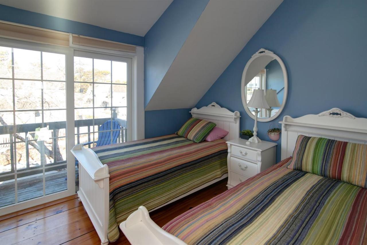 9 Hammock Pond Road Mashpee, MA 02649 - Photo 15 of 16 a living room with furniture