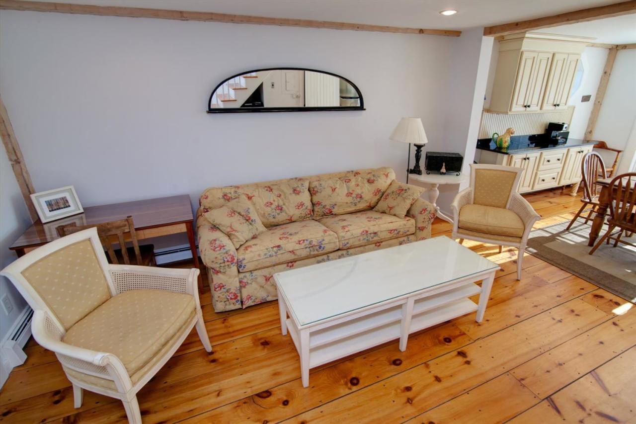 9 Hammock Pond Road Mashpee, MA 02649 - Photo 6 of 16 a living room with furniture