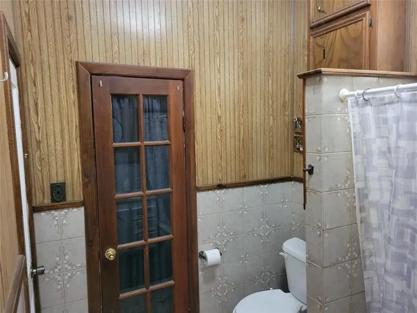 a bathroom with a toilet and a shower