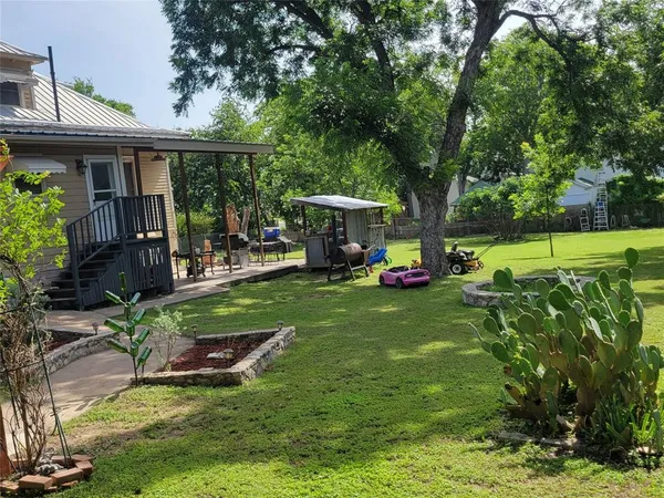 a view of a house with backyard
