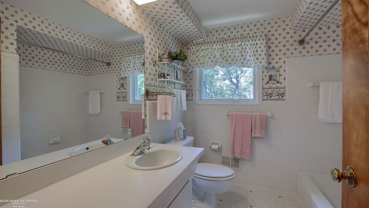 6010 Deguise Court Rochester, MI 48306 - Photo 22 of 31 Bathroom