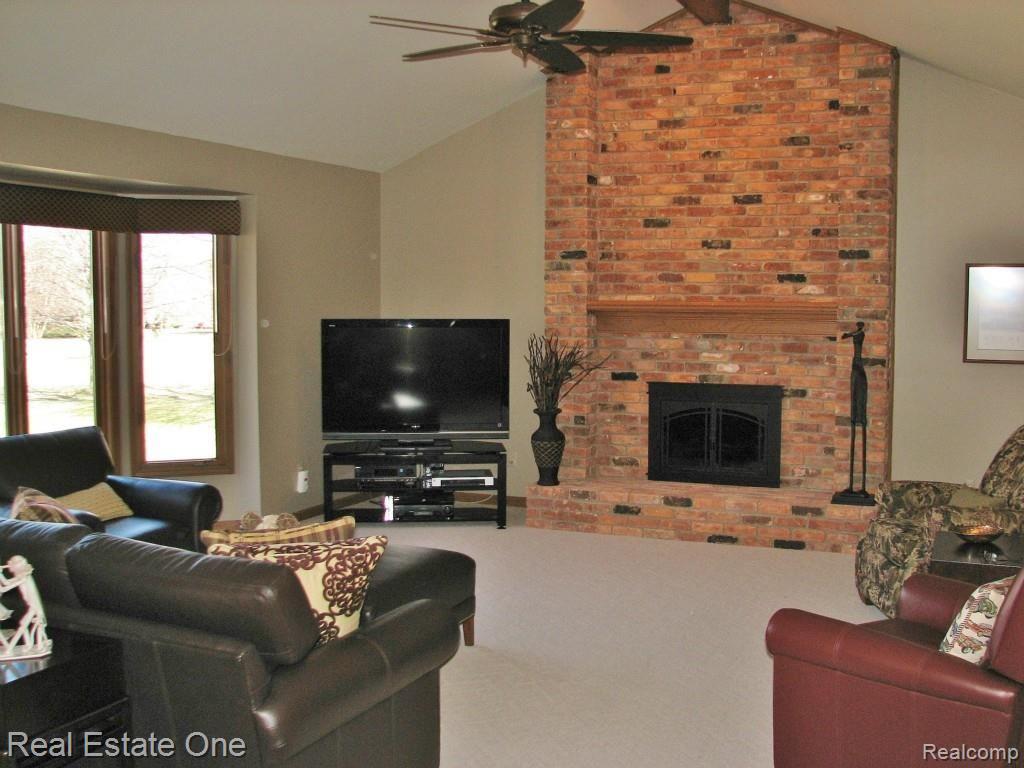 4240 Ridge Side Drive Rochester, MI 48306 - Photo 10 of 23 10 Great Room.jpg