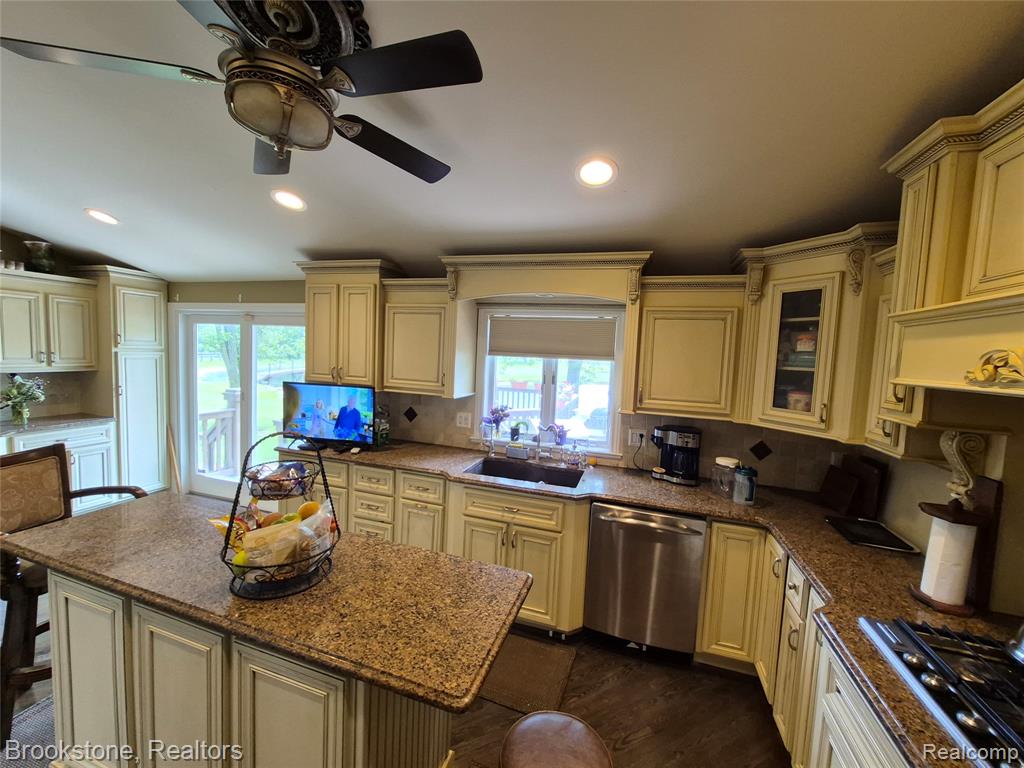 5910 Spring Valley Lane Dryden, MI 48428 - Photo 16 of 87