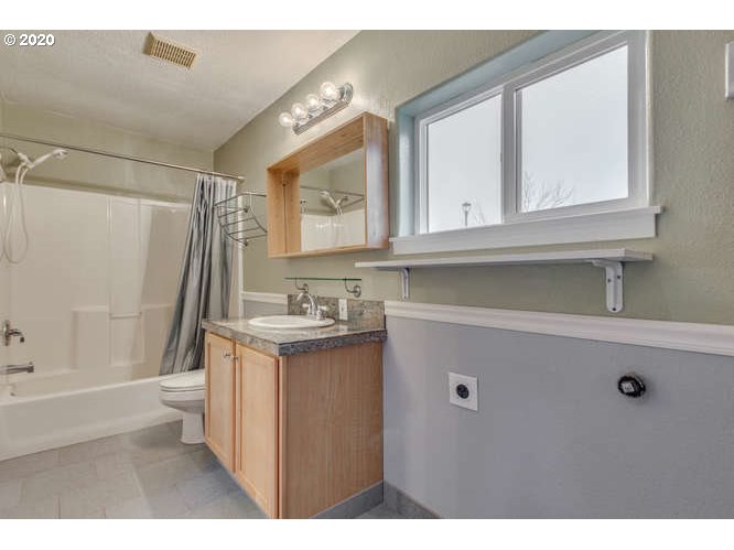 500 Toliver Road Molalla, OR 97038 - Photo 18 of 25 a bathroom with a sink a toilet and shower