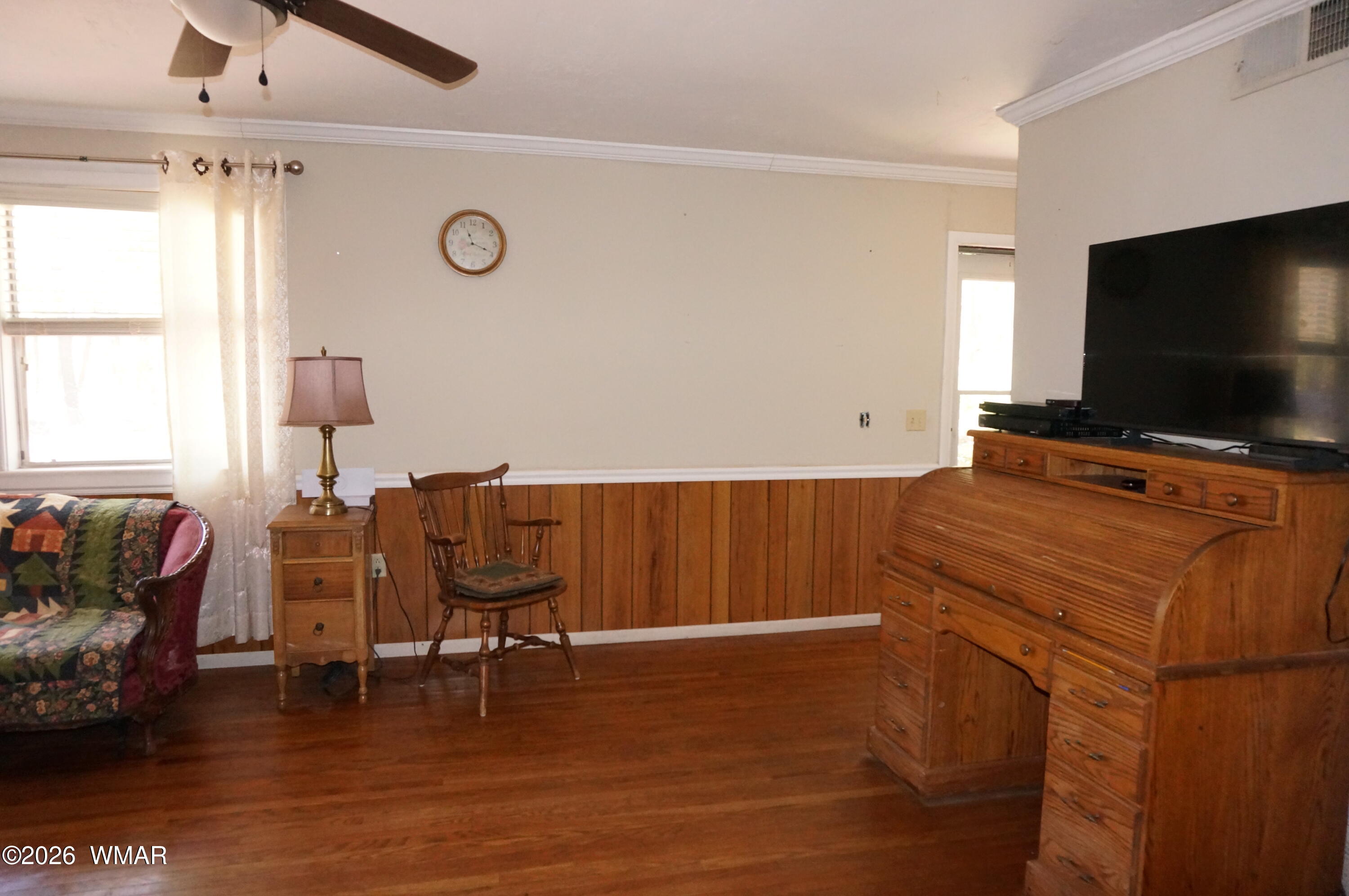 6066 Wagon Wheel Road Lakeside, AZ 85929 - Photo 9 of 32 a living room with furniture and a flat screen tv