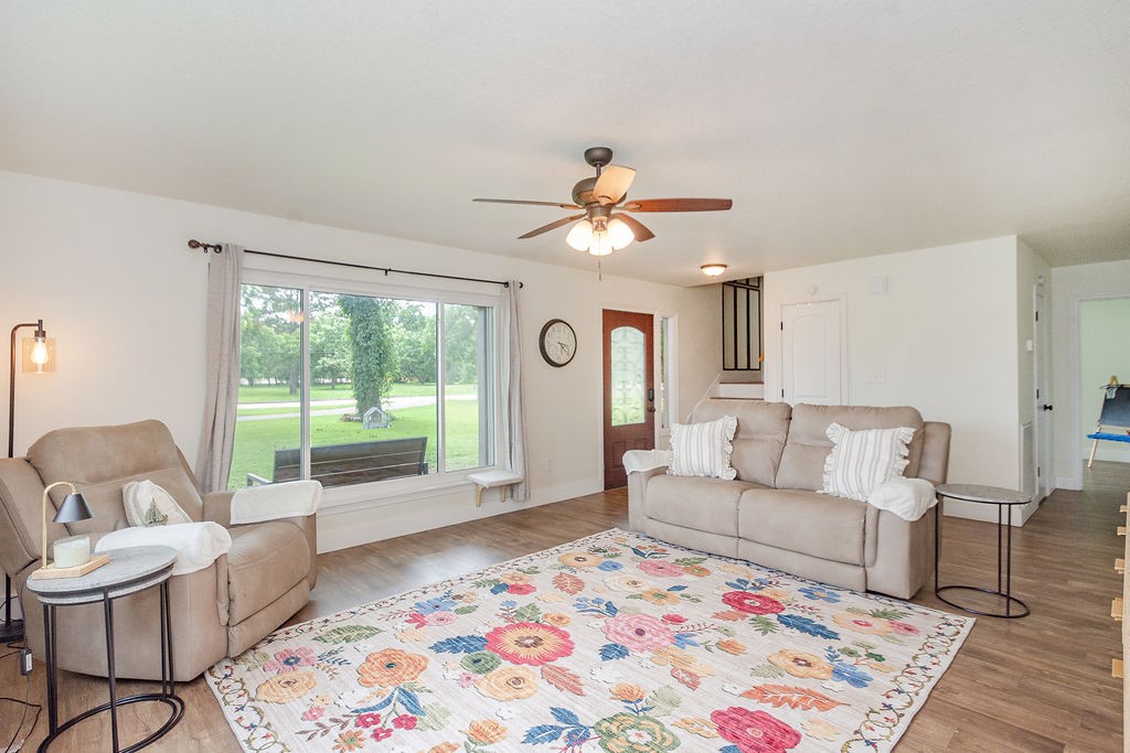 1055 South Anderson Street Angleton, TX 77515 - Photo 2 of 23