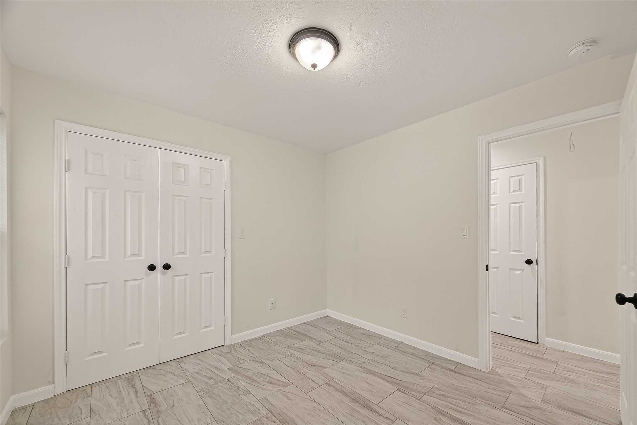 4302 Hirsch Road, Unit B Houston, TX 77026 - Photo 16 of 30 an empty room with wooden floor and window