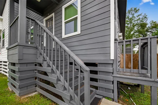 a view of entryway with a front door