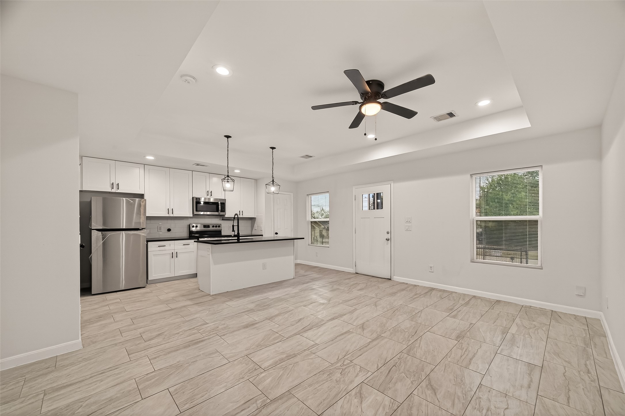 4302 Hirsch Road, Unit B Houston, TX 77026 - Photo 8 of 30 a large kitchen with kitchen island a stove a sink dishwasher and a refrigerator with wooden floor
