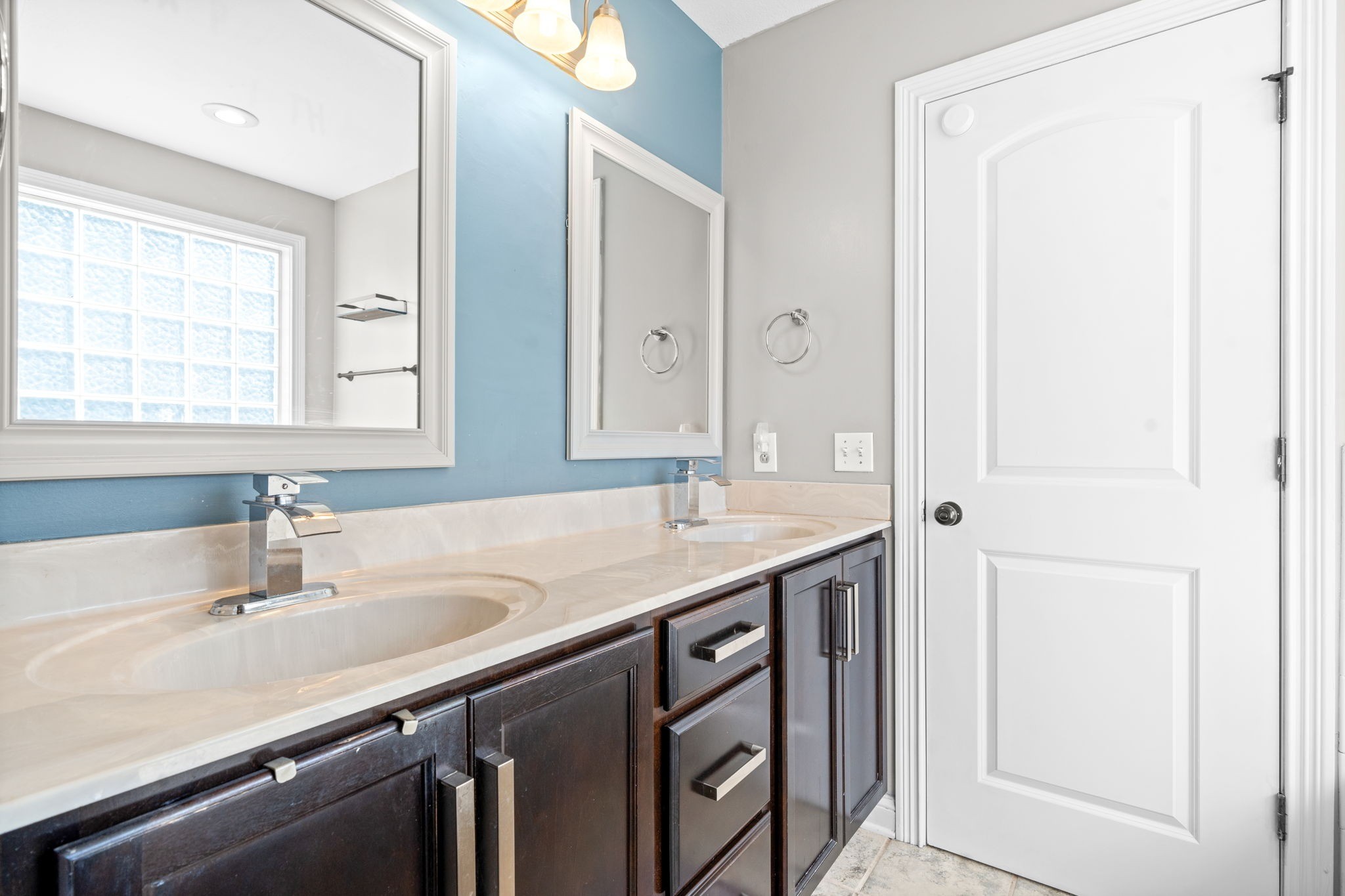 1148 York Meadows Road Clarksville, TN 37042 - Photo 20 of 35 a bathroom with a sink and a mirror