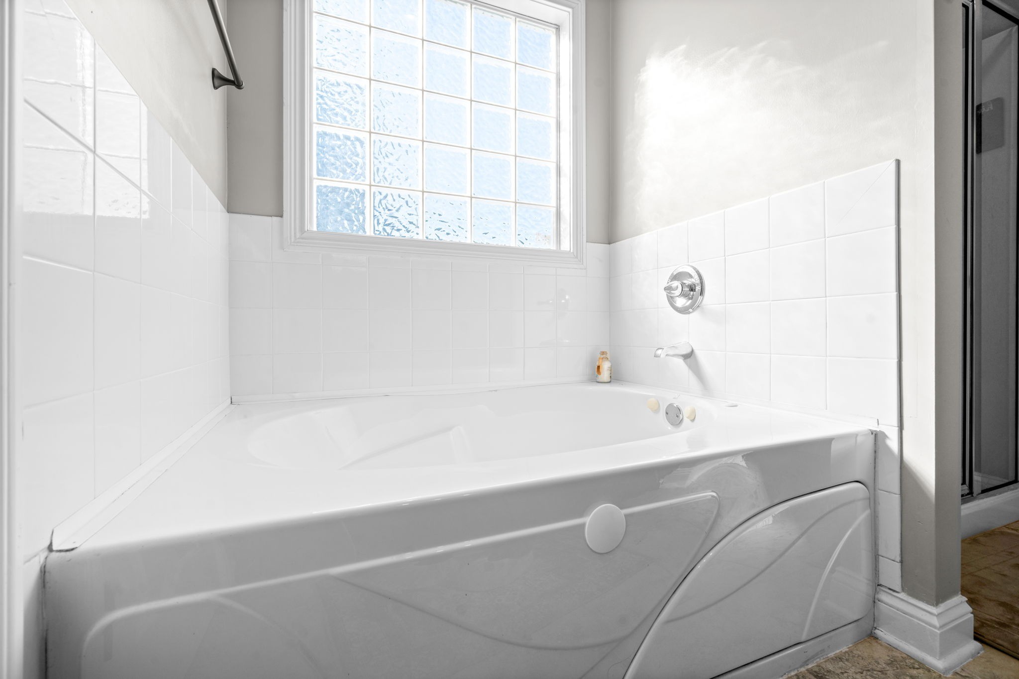 1148 York Meadows Road Clarksville, TN 37042 - Photo 21 of 35 a bathroom with a bathtub and a window