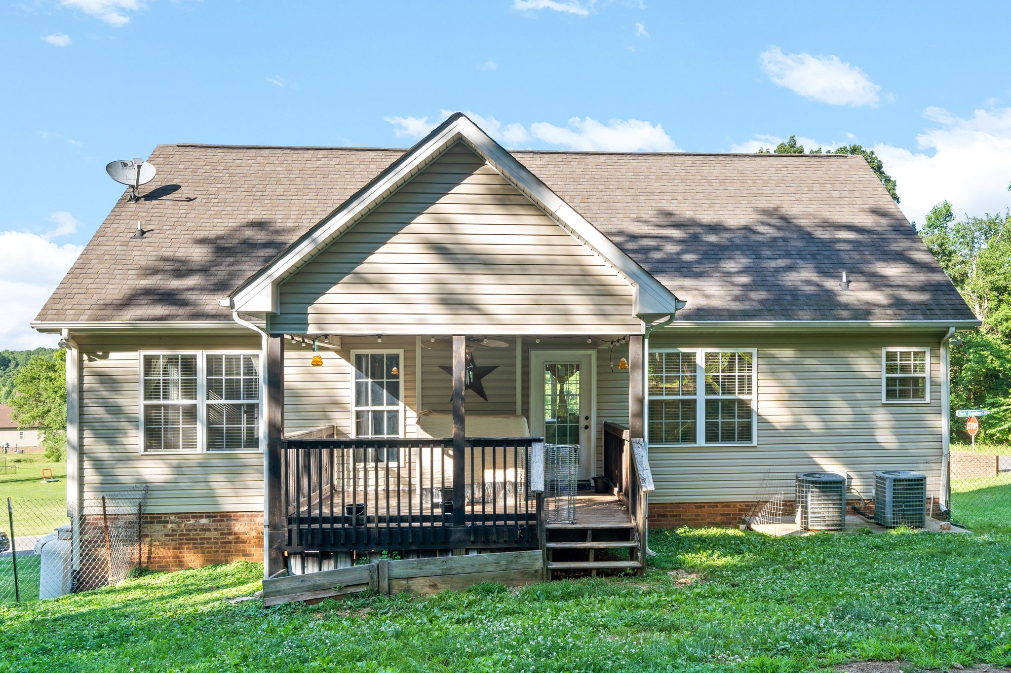 1148 York Meadows Road Clarksville, TN 37042 - Photo 30 of 35 front view of a house with a garden