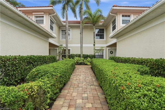 a view of a pathway with house on both side