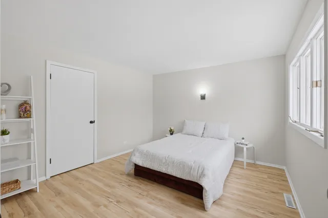 $365,000 | 2404 Sigwalt Street, Rolling Meadows, IL 60008