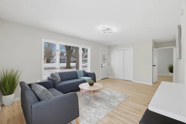 $365,000 | 2404 Sigwalt Street, Rolling Meadows, IL 60008