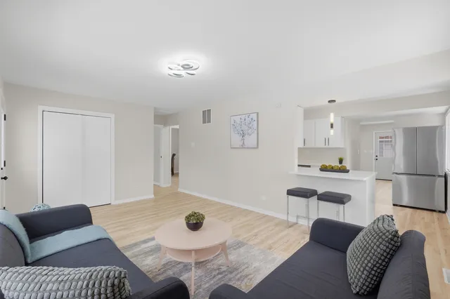 $365,000 | 2404 Sigwalt Street, Rolling Meadows, IL 60008