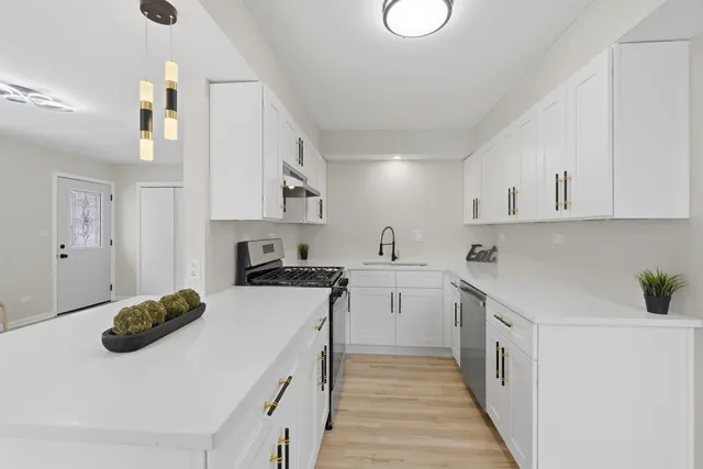 $365,000 | 2404 Sigwalt Street, Rolling Meadows, IL 60008