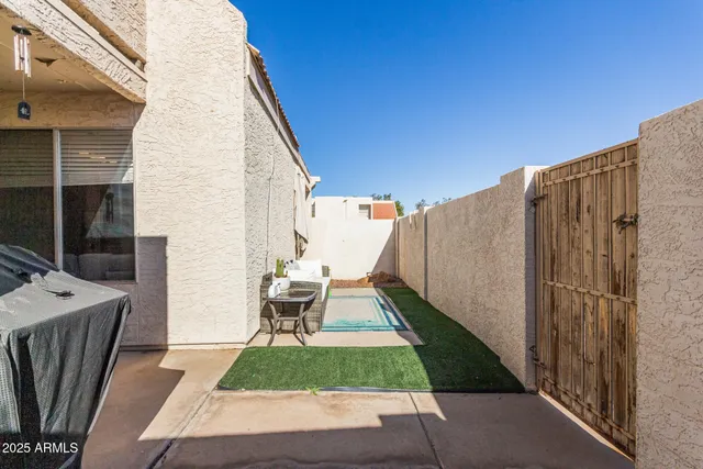 a view of entryway with a rug