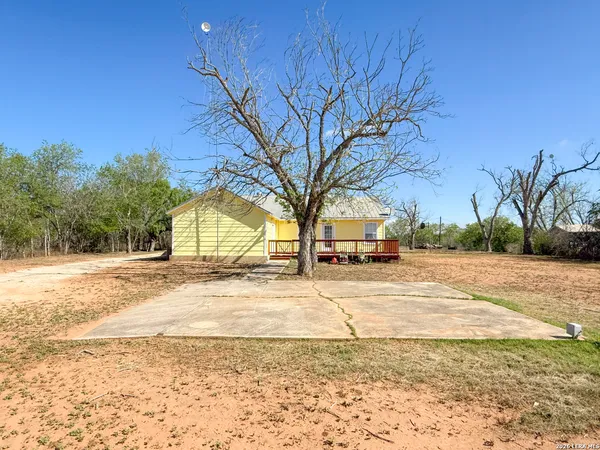 $349,900 | 680 West County Road 678, Natalia, TX 78059
