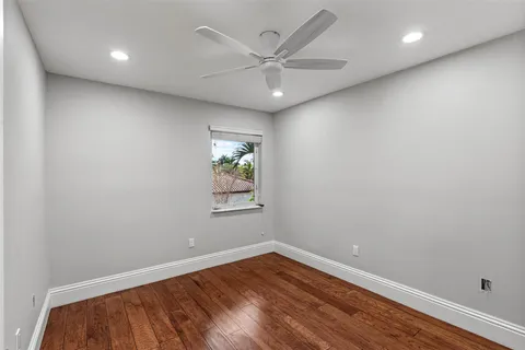 a view of yard with tree