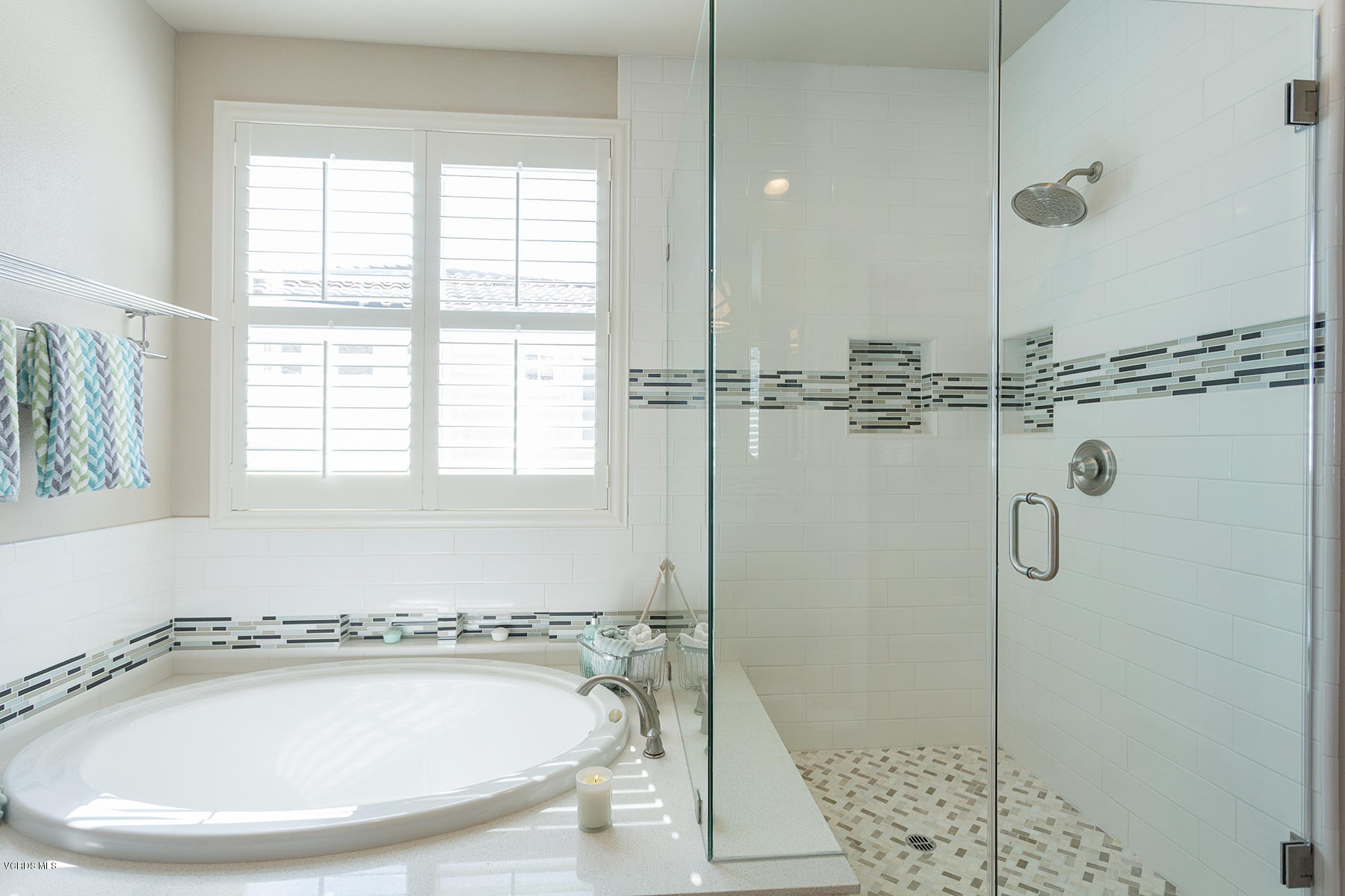 3970 Sunsetridge Road Moorpark, CA 93021 - Photo 22 of 39 a bathroom with a shower a mirror and a bathtub