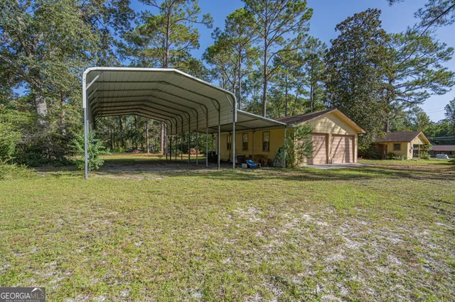 a view of a backyard