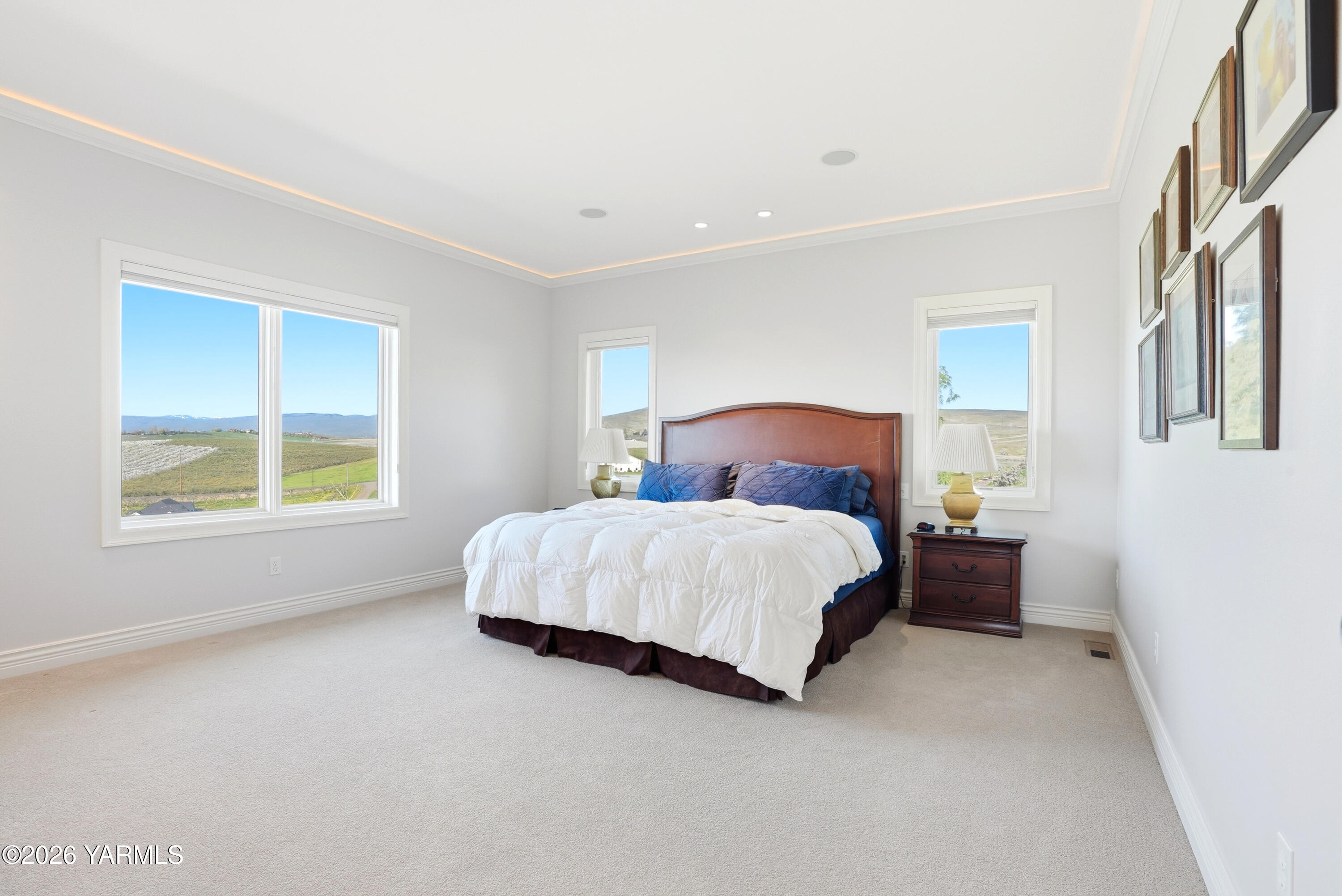 660 Noble Hill Road Yakima, WA 98908 - Photo 21 of 63 a bedroom with a bed and a large window