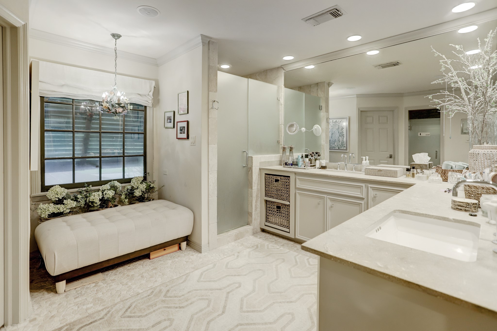 3735 Del Monte Drive Houston, TX 77019 - Photo 13 of 21 Primary bath double sinks, walk-in shower and soaking tub.