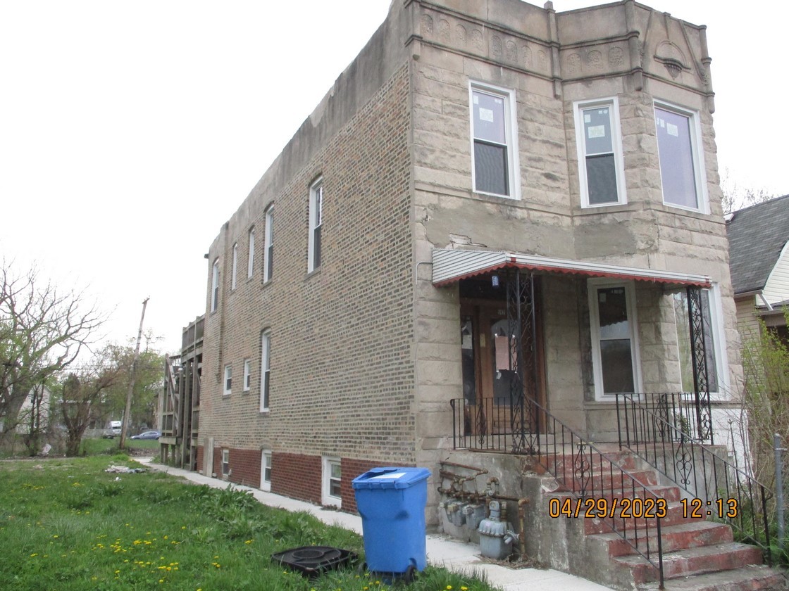 5921 South Morgan Street Chicago, IL 60621 - Photo 2 of 9 a front view of a house with garden