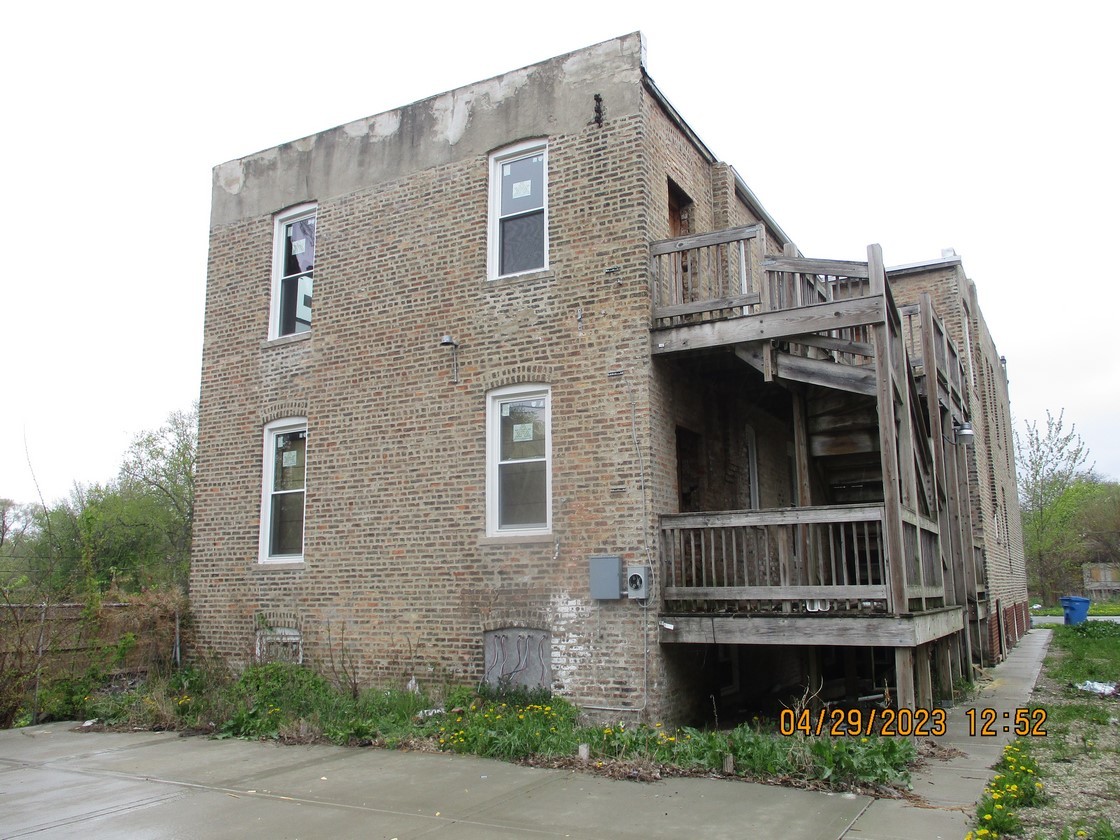 5921 South Morgan Street Chicago, IL 60621 - Photo 3 of 9 a front view of a house with a garden
