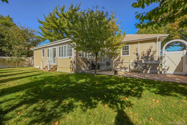 a view of a house with backyard