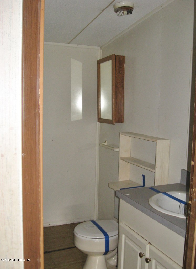100 Yearling Road Interlachen, FL 32148 - Photo 7 of 20 Guest Bathroom